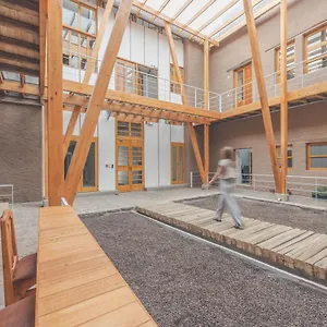 San Tola, Estudio 8